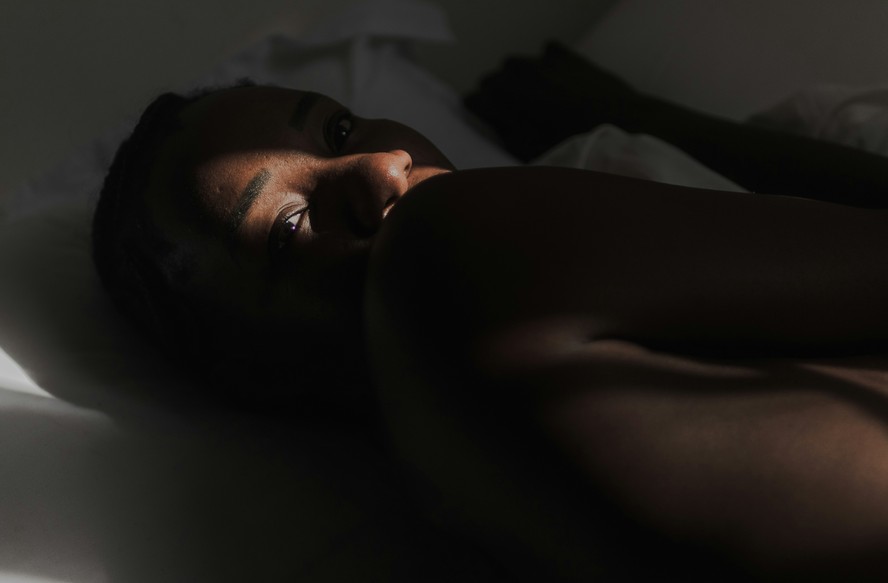 Não subestime a posição sexual de lado: entenda porque o básico bem feito pode ser tão (ou mais) prazeroso na cama