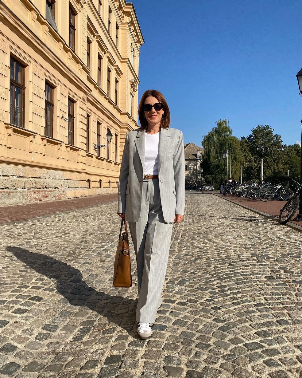 A escolha das cores também desempenha um papel importante nos looks para o trabalho. Tons neutros, como preto, branco, cinza e azul-marinho, transmitem seriedade e confiança, sendo perfeitos para reuniões importantes ou dias em que é preciso passar uma imagem mais formal — Foto: Reprodução/Instagram @egidijakardum