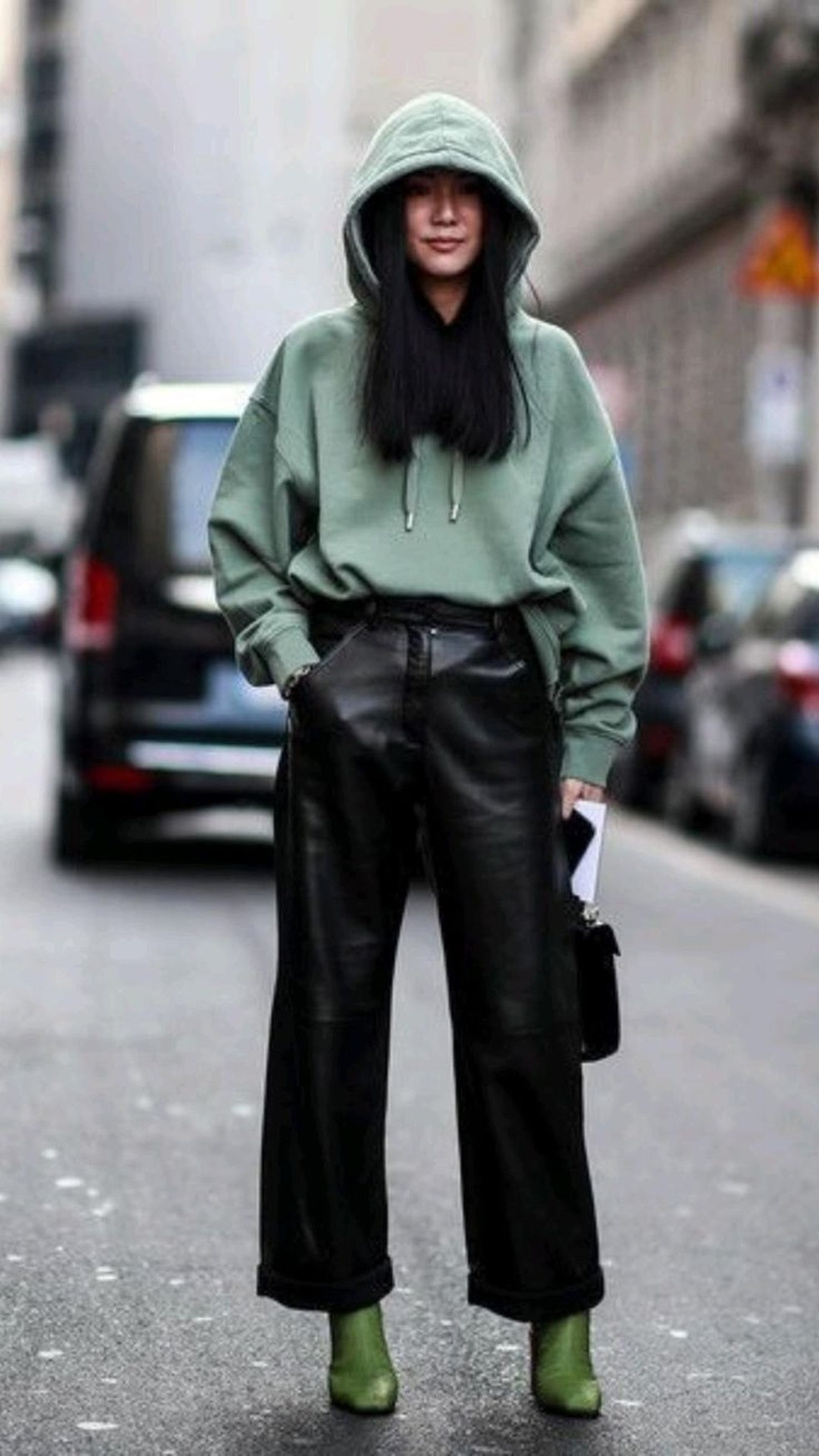 Combine a calça de couro com peças coloridas para ter um visual ainda mais urbano e contemporâneo. — Foto: Reprodução/Pinterest @elpisbrooks