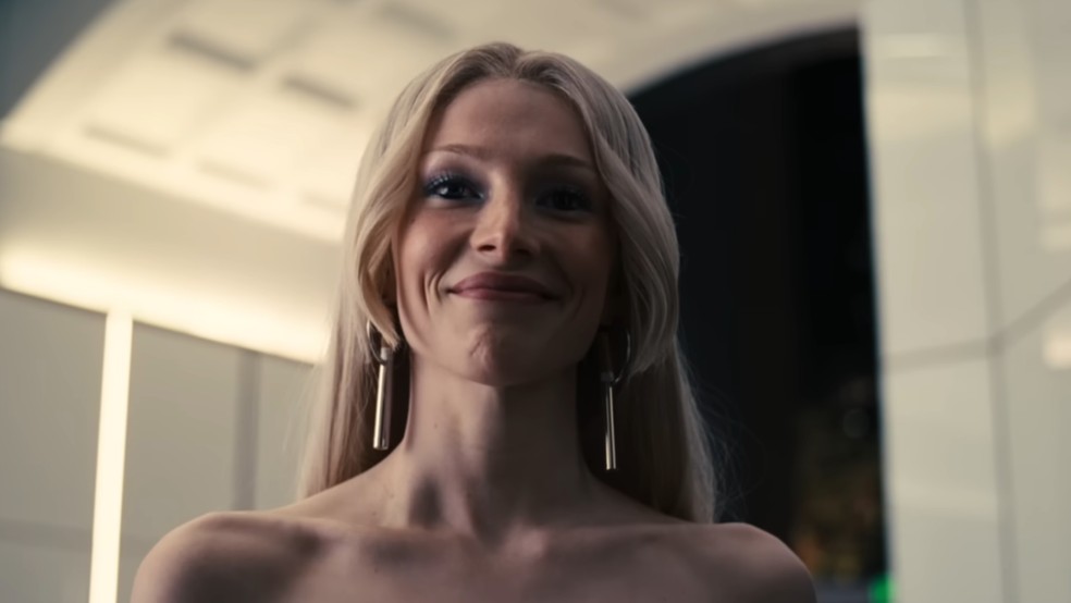 Hunter Schaefer usando look olho tudo em Euphoria — Foto: Reprodução / Youtube: Euphoria