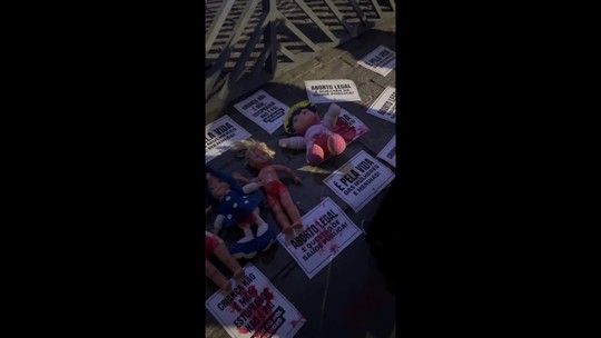 Em sedes do PL e Republicanos, manifestantes derramam 'sangue' em ato contra decisão da Câmara que impacta aborto legal: 'Defensores de estuprador'