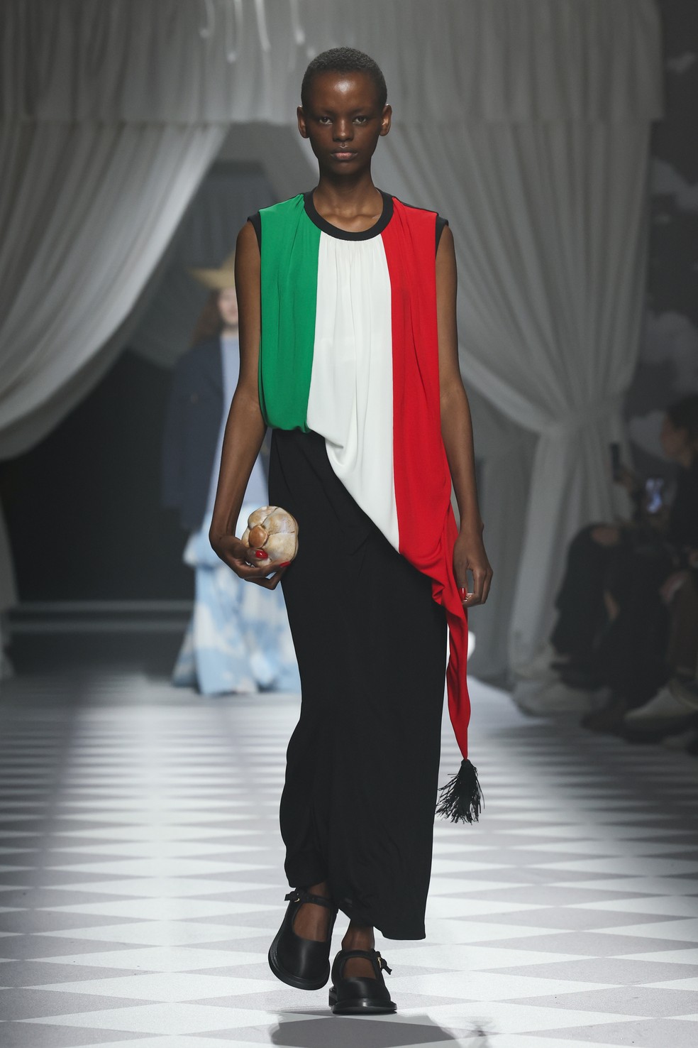 Detalhes de Moschino na Semana de Moda de Milão — Foto: Getty Images