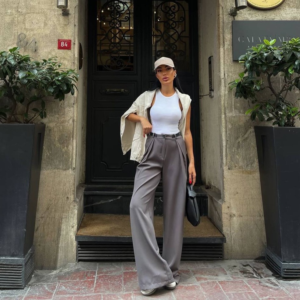 Calça pantalona cinza é perfeito para um visual mais moderno como no street style. — Foto: Reprodução/Instagram @raburycomtr