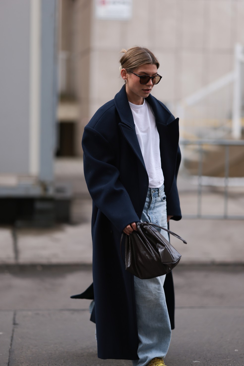 Nem clutch, nem de ombro: esta é a bolsa tendência para brilhar nas festas — Foto: Getty Images