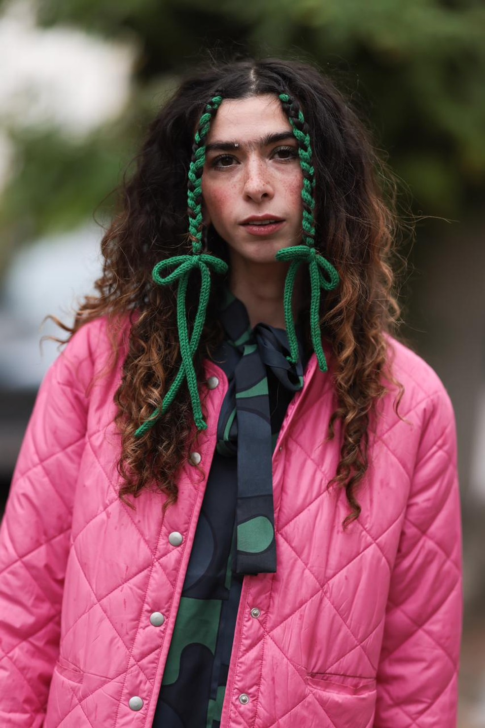 Laços dominaram os looks no street style da semana de moda de Copenhagen — Foto: Getty Images