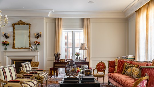 Traudi Guida reúne aquisições que fez em antiquários pelo mundo na sua casa em São Paulo Traudi Guida reúne aquisições que fez em antiquários pelo mundo na sua casa em São Paulo