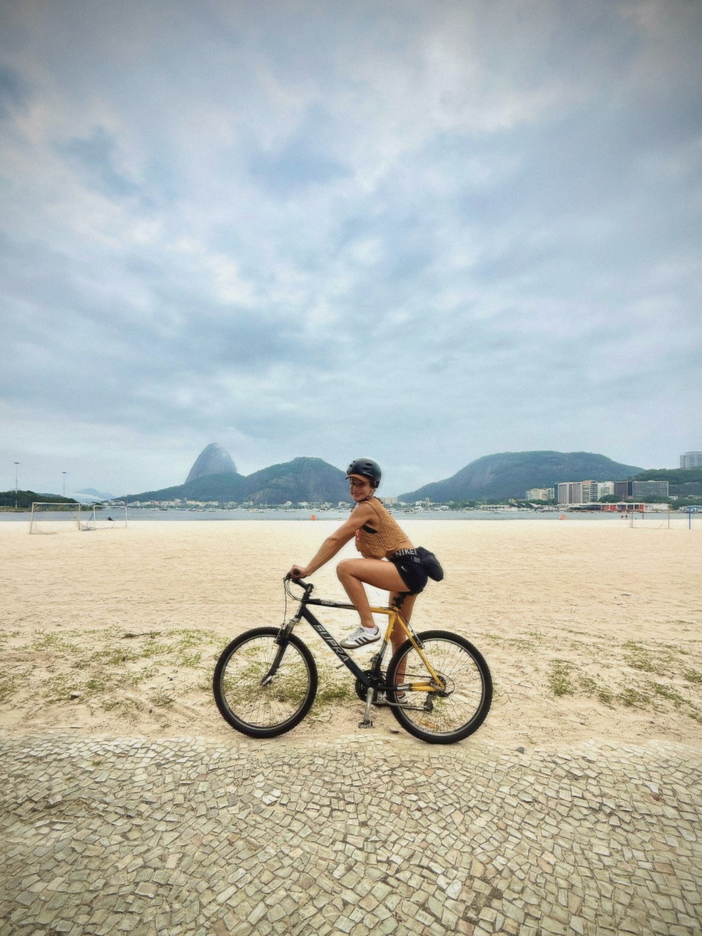 Nanda Marques anda de bicicleta — Foto: Reprodução/ Instagram @nandamaarques