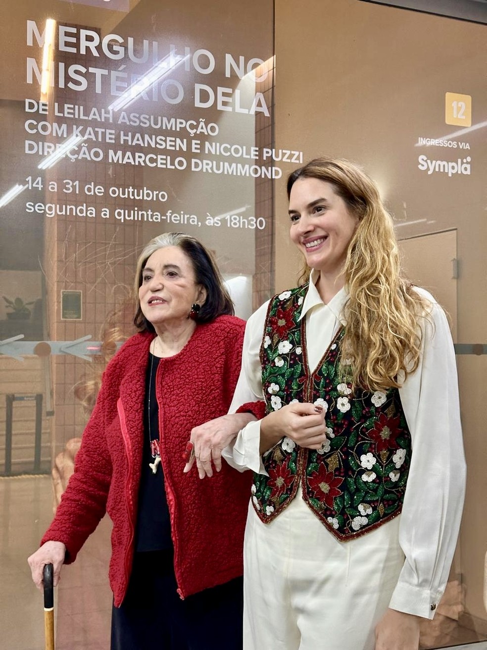 Camila Appel ao lado da mãe, a dramaturga Leilah Assumpção — Foto: Acervo pessoal