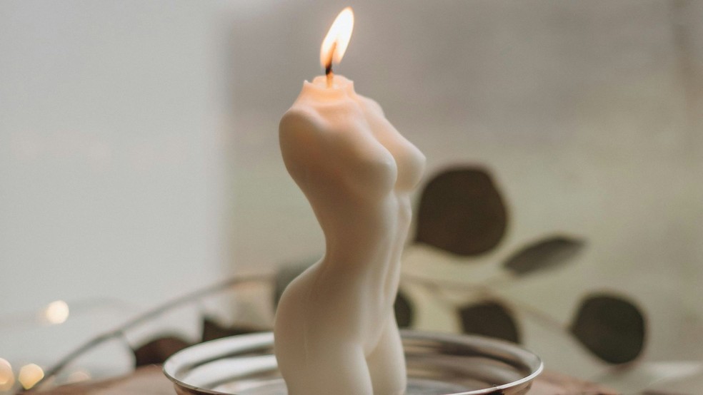 Comece a praticar o waxplay com velas que queimam em temperatura menor, antes de partir para as mais quentes — Foto: Reprodução/Unsplash