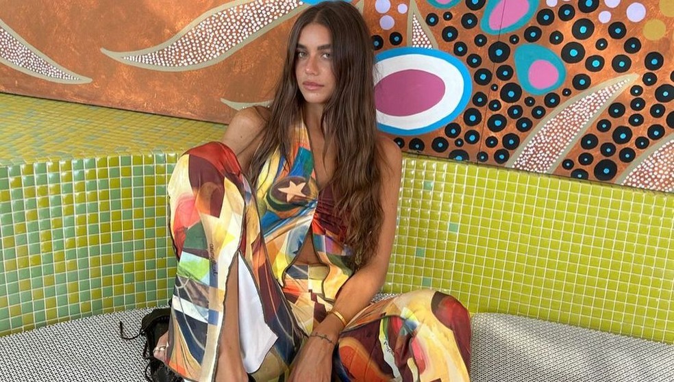 Modelos de calça com tecidos levinhos e cores claras são boas opções para o verão — Foto: Reprodução/Instagram @julietapadros