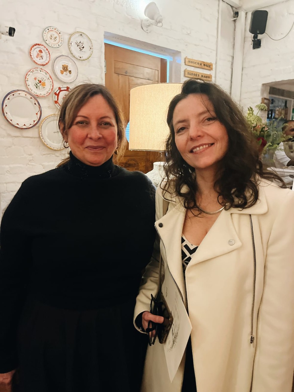 Carla Pernambuco e eu no jantar de 30 anos do Carlota — Foto: Acervo pessoal