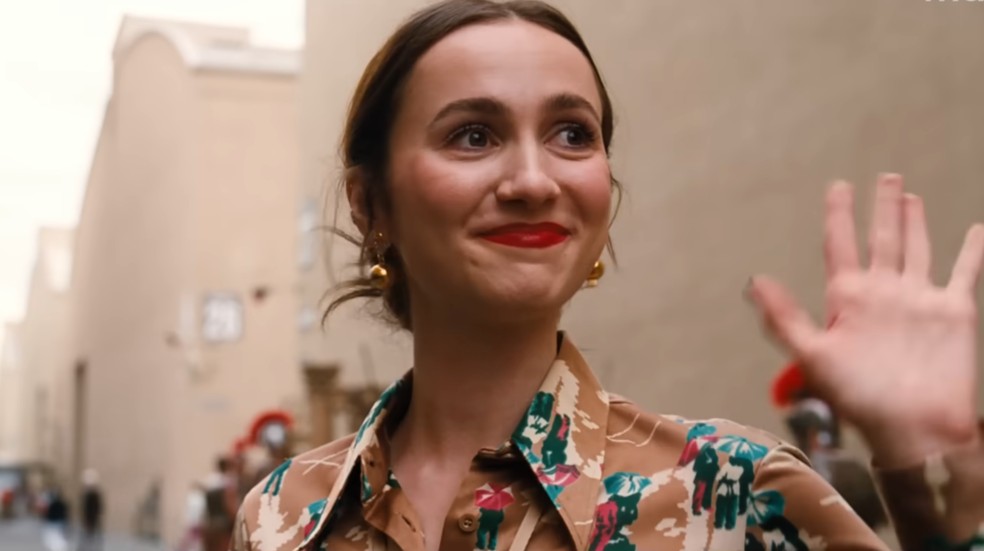 Maude Apatow usando batom vermelho na terceira temporada de Euphoria — Foto: Reprodução / Youtube: Euphoria