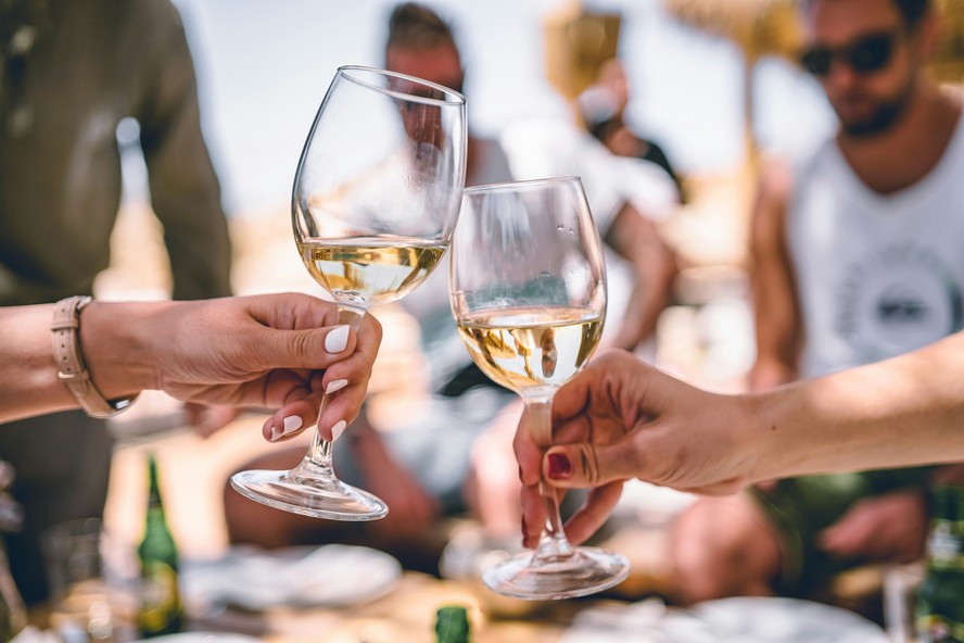 Elaine de Oliveira fala sobre vinhos sem álcool
