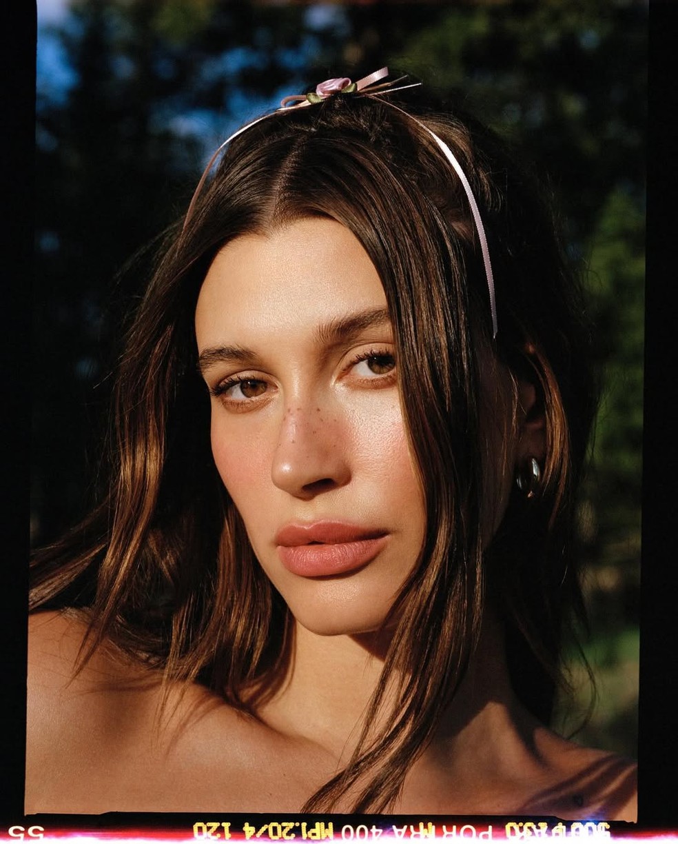 Hailey Bieber é um dos rostos conhecidos que formam o grupo de sagitarianas. — Foto: Reprodução/Instagram @haileybieber