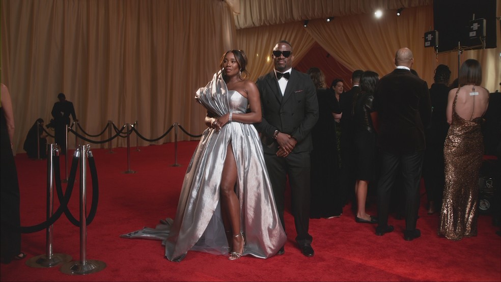 DJ Kiss veste Jovana Louis no Oscar 2024 — Foto: Divulgação @ENowLatino