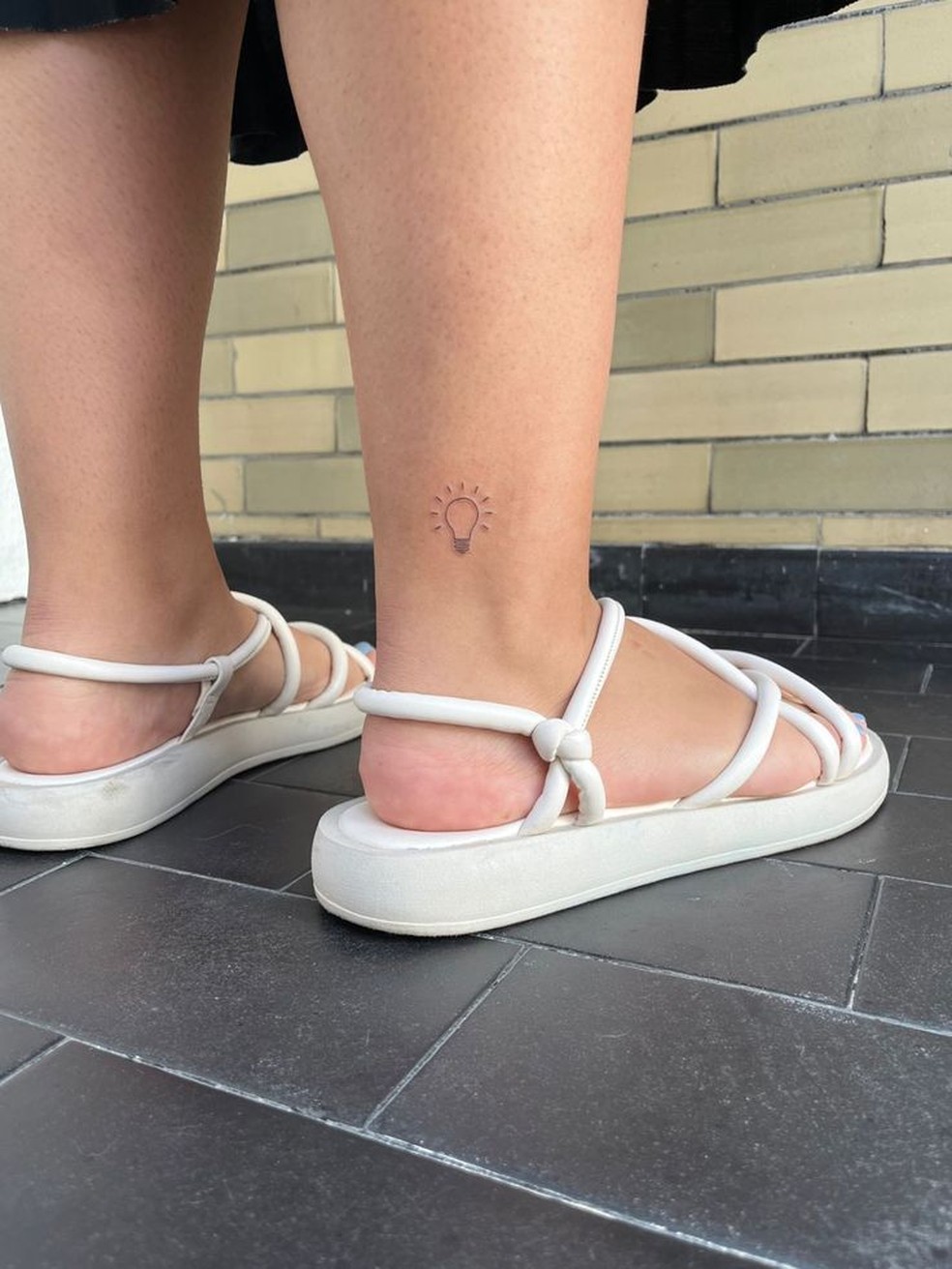 Pernas: Uma lâmpada acesa, simbolizando criatividade. — Foto: Reprodução/Pinterest