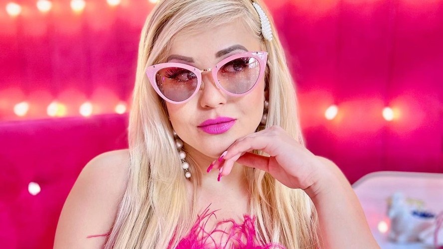 Influenciadora, conhecida como Bruna Barbie, fala sobre vida cor de rosa
