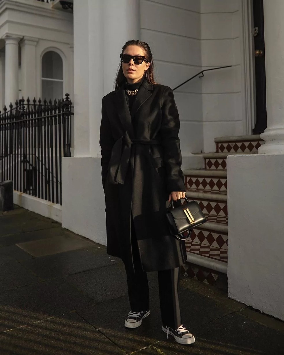 Para quem adora misturar estilos, o All Star branco pode ser o par perfeito para um look de alfaiataria — Foto: Reprodução/Instagram Hannah Crosskey