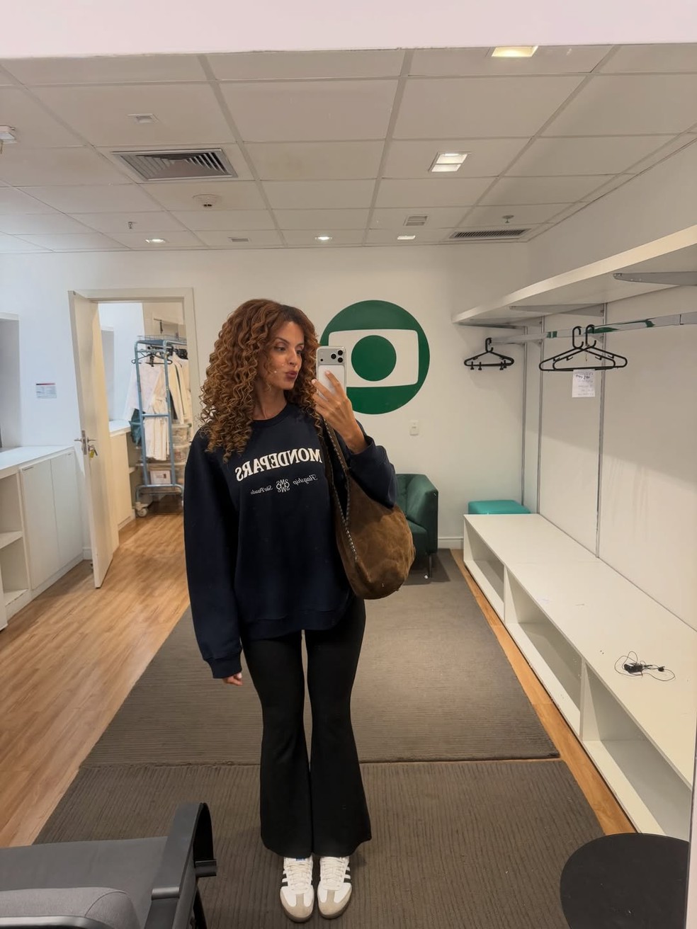 Sucesso em 'Três Graças', Gabriela Loran posa nua em cachoeira e recebe chuva de elogios — Foto: Reprodução/Instagram