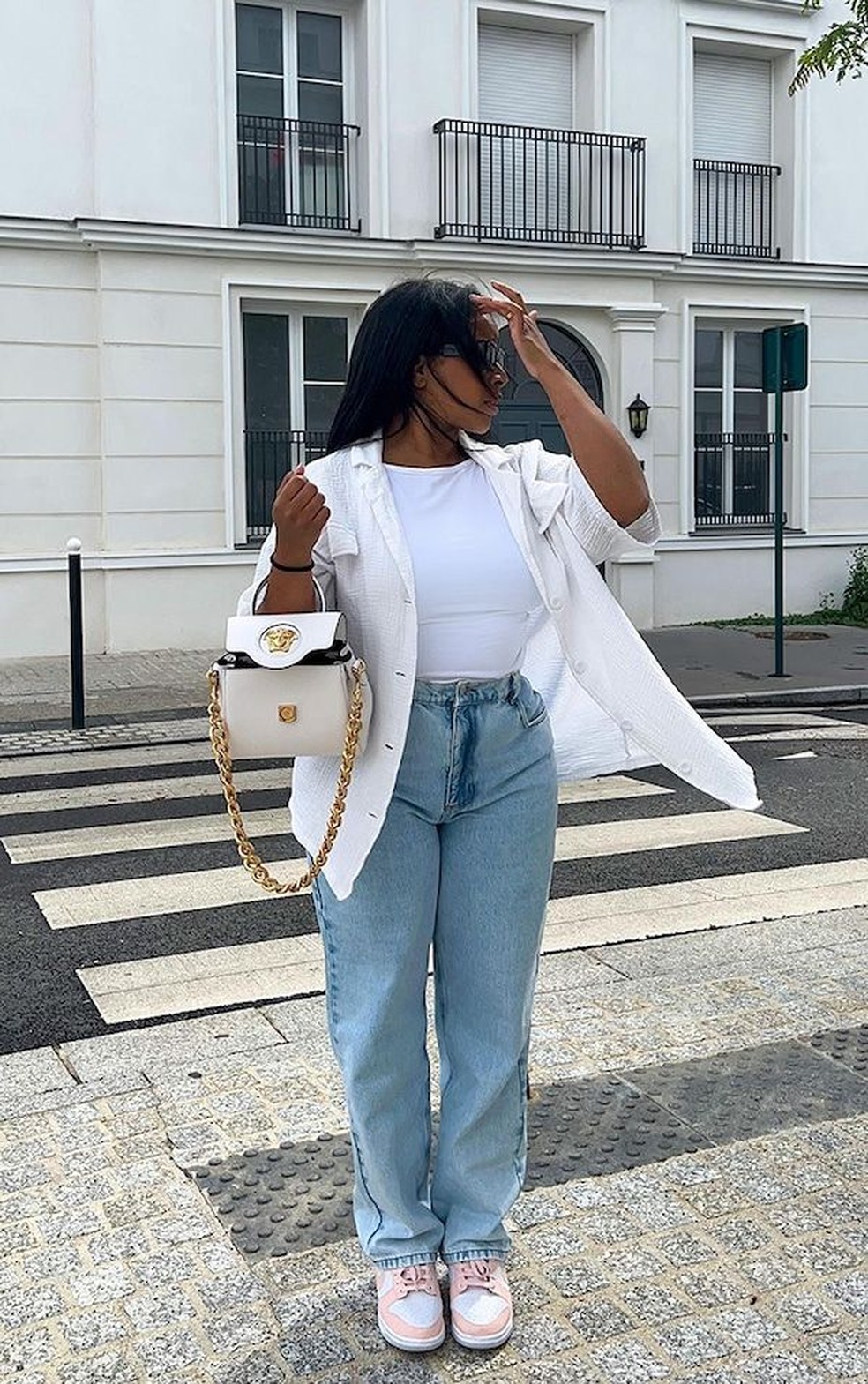 Look com calça mom e tênis é a combinação perfeita para quem ama uma roupa confortável. — Foto: Reprodução/Pinterest @officialplt