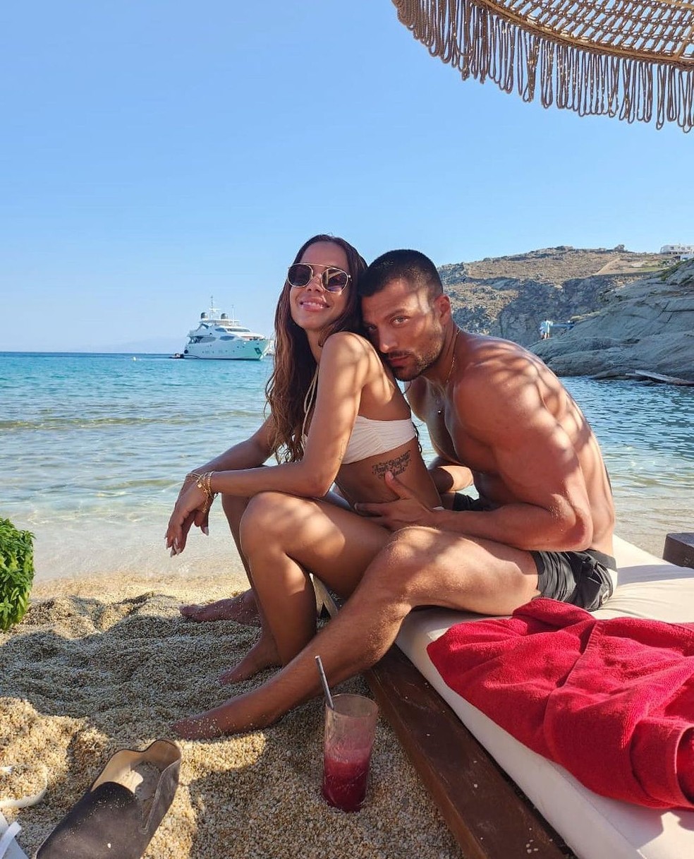 Anitta e Simone Susinna na praia — Foto: Reprodução/Instagram 