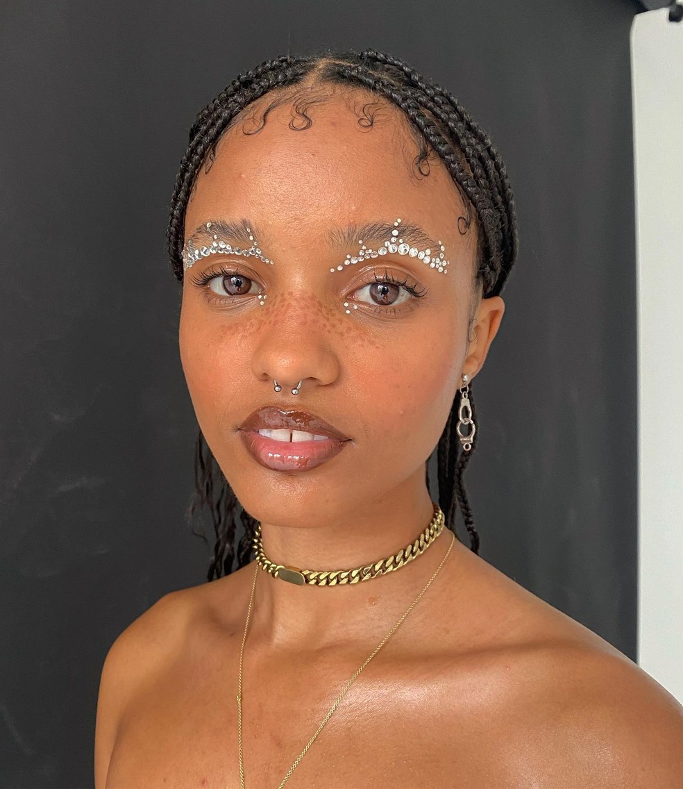 Pedrarias na maquiagem para o Lollapalooza — Foto: Reprodução Instagram @alanalucky__
