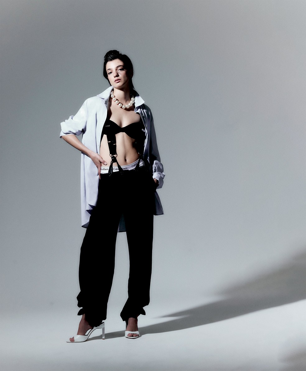 Colar Flavia Madeira, R$ 620; camisa Renner, R$ 98; top Haight, R$ 498; underwear Calvin Klein, R$ 79; calça Philosophy na NK Store, R$ 7.811; sandálias Carrano, R$ 459 — Foto: Tauana Sofia (Gustavo Grota)