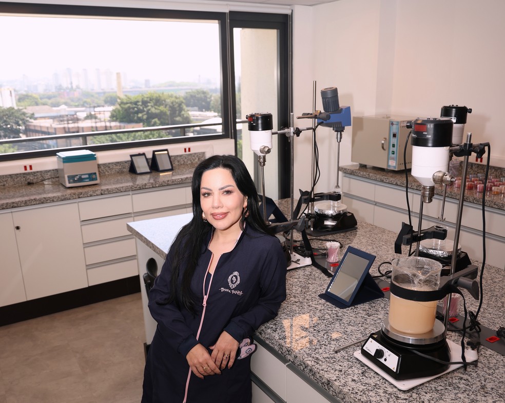 Bruna Tavares inaugura seu laboratório próprio para desenvolvimento de novas fórmulas — Foto: Divulgação