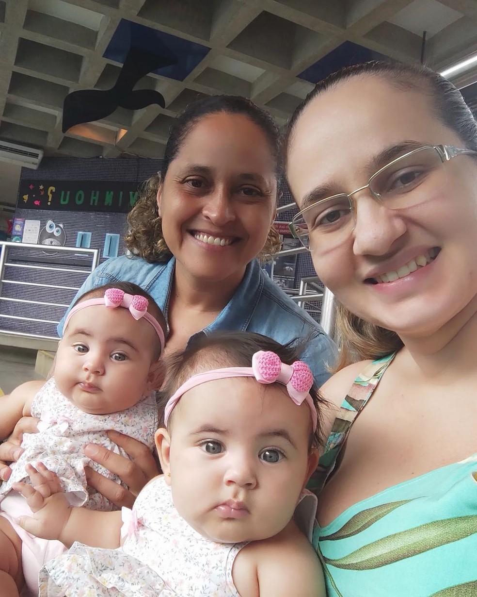Danielle Mattos e Luzia Aquino com as filhas Helena e Heloísa — Foto: Arquivo Pessoal