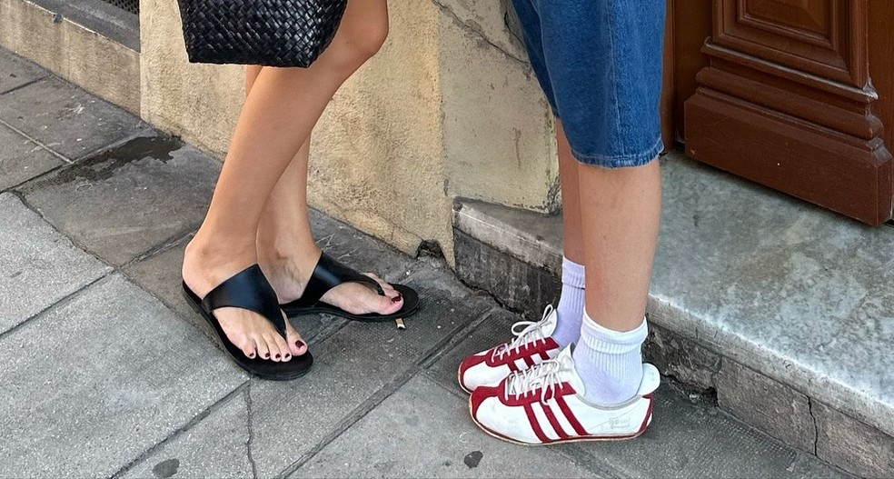Sandálias de dedo e tênis casuais são itens indispensáveis num guarda-roupa versátil — Foto: Reprodução/Instagram @lara_bsmnn