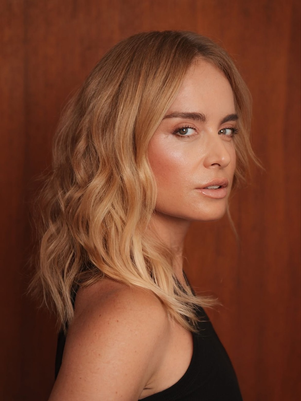 Angélica posa de perfil — Foto: Reprodução/ Instagram @angelicaksy