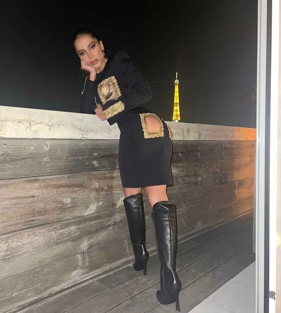 Anitta posta look recortado Moschino nas redes sociais — Foto: Reprodução Instagram 