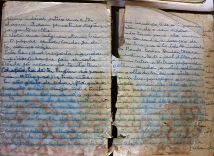 Páginas degradadas do manuscrito de Carolina Maria de Jesus guardadas no Arquivo Público Municipal de Sacramento, em Minas Gerais — Foto: Foto retirada do livro A poética de resíduos de Carolina de Jesus