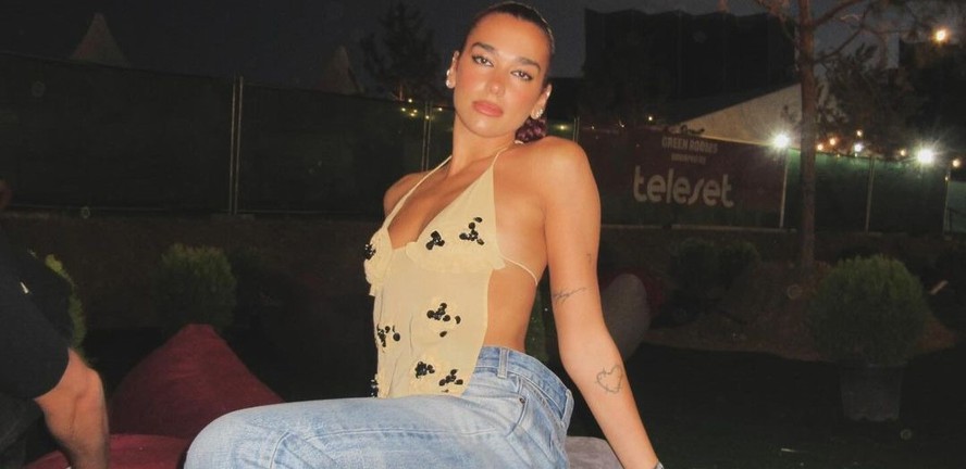 Dua Lipa é uma das famosas que apostam no modelo da Puma, que tem um solado baixo