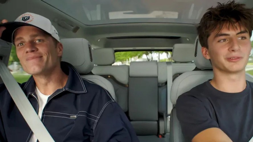 Aos 16 anos, filho de Gisele Bündchen assume o volante em conversa sobre 'valores' com o pai, Tom Brady