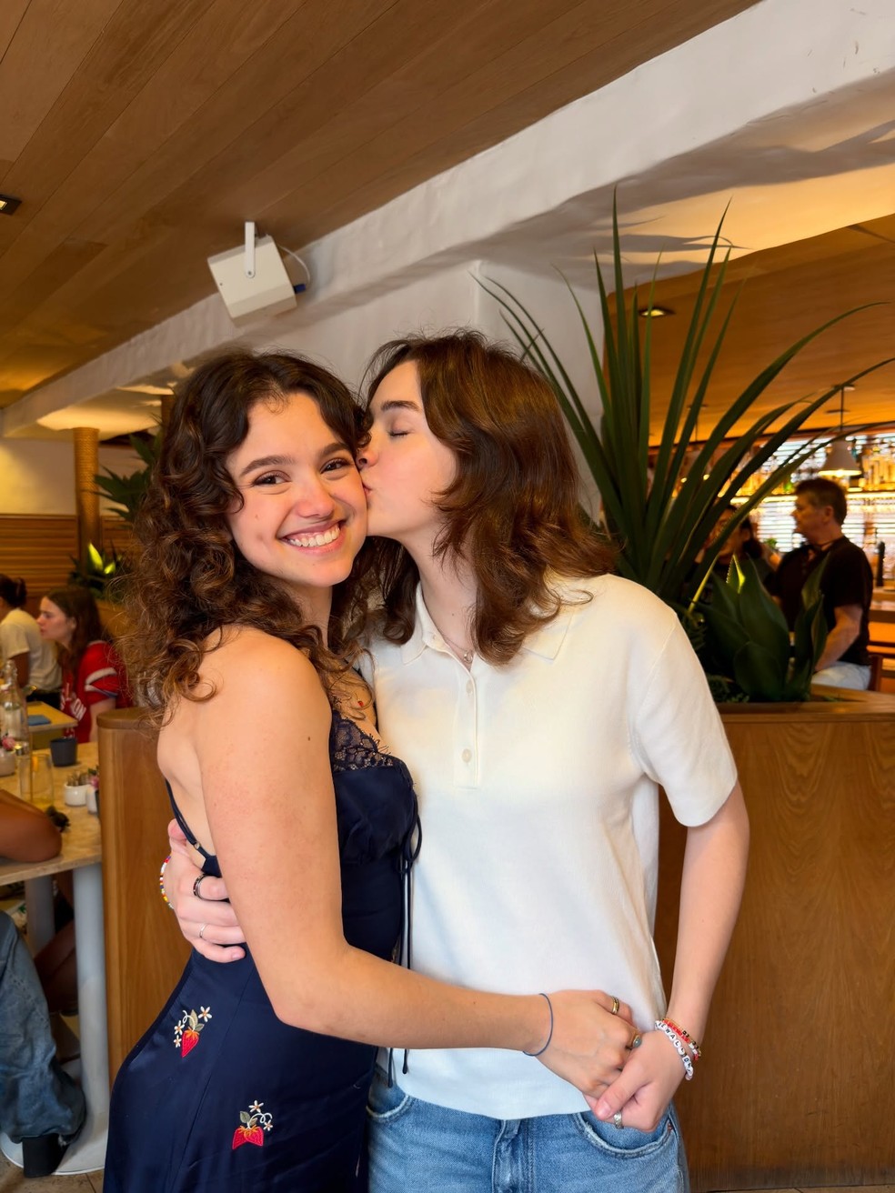 Elisa Annenberg-Paglia comemora aniversário ao lado da namorada e dos pais — Foto: Reprodução/Instagram