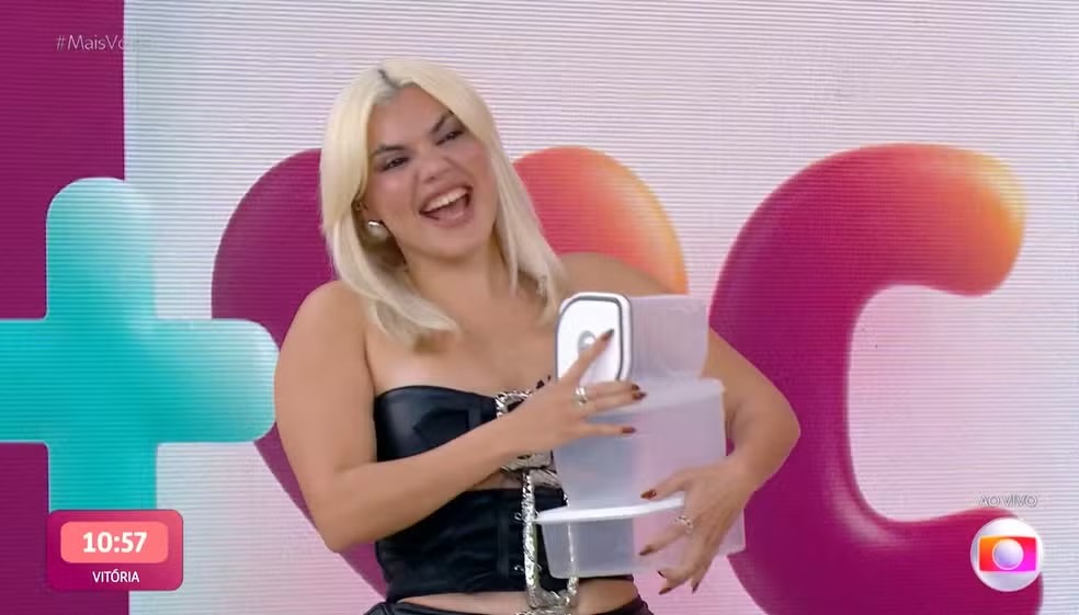 Duda Beat chegou com potes de plástico no programa — Foto: Reprodução/ TV Globo