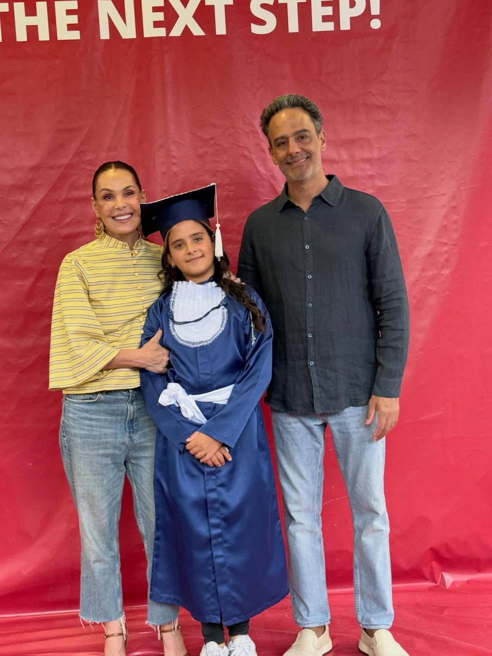 Carolina Ferraz ao lado do ex e da filha, Izabel — Foto: Reprodução/ Instagram