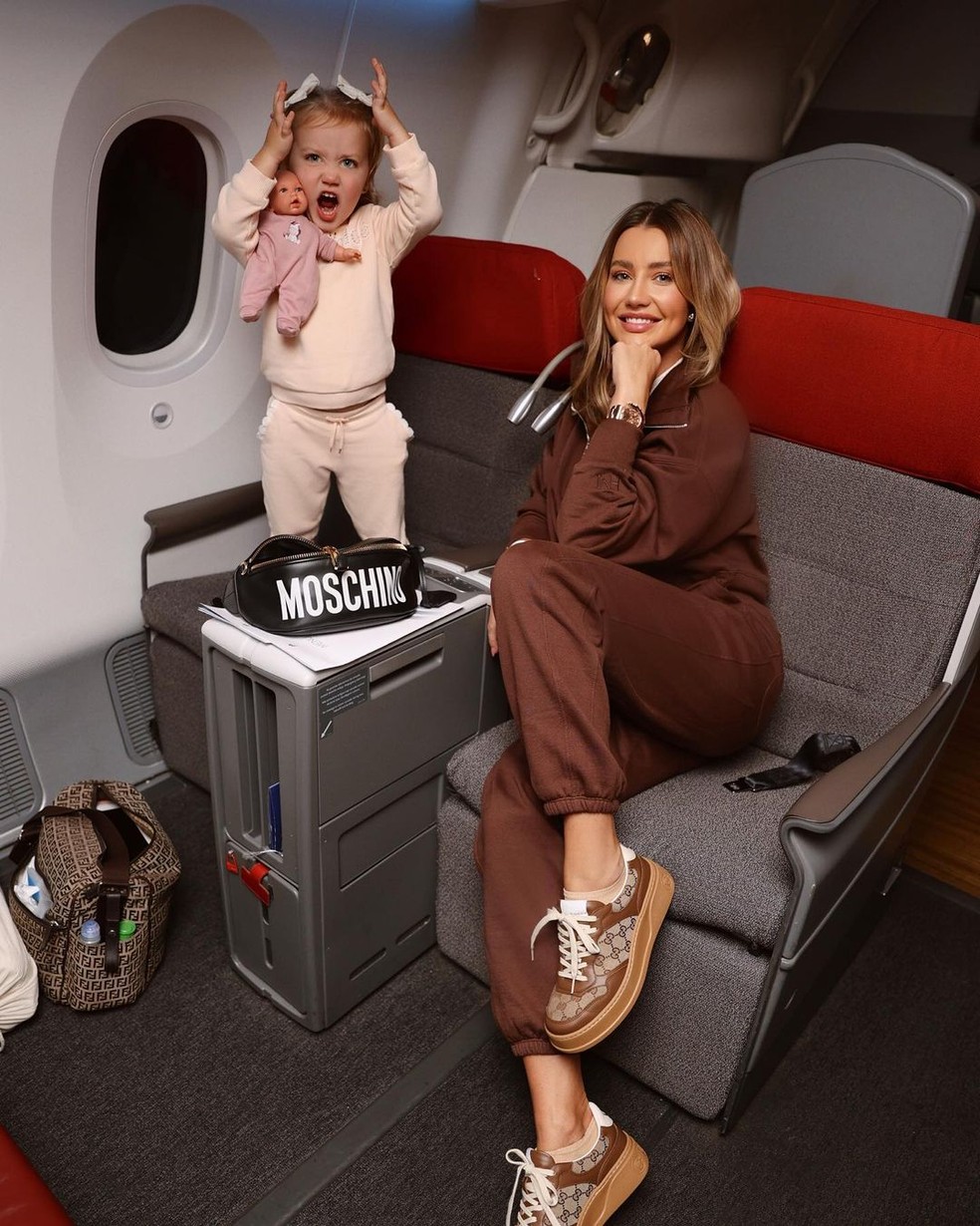 Ana Paula Siebert mostrou a filha, Vicky, fazendo caras e bocas em clique no avião — Foto: Reprodução Instagram