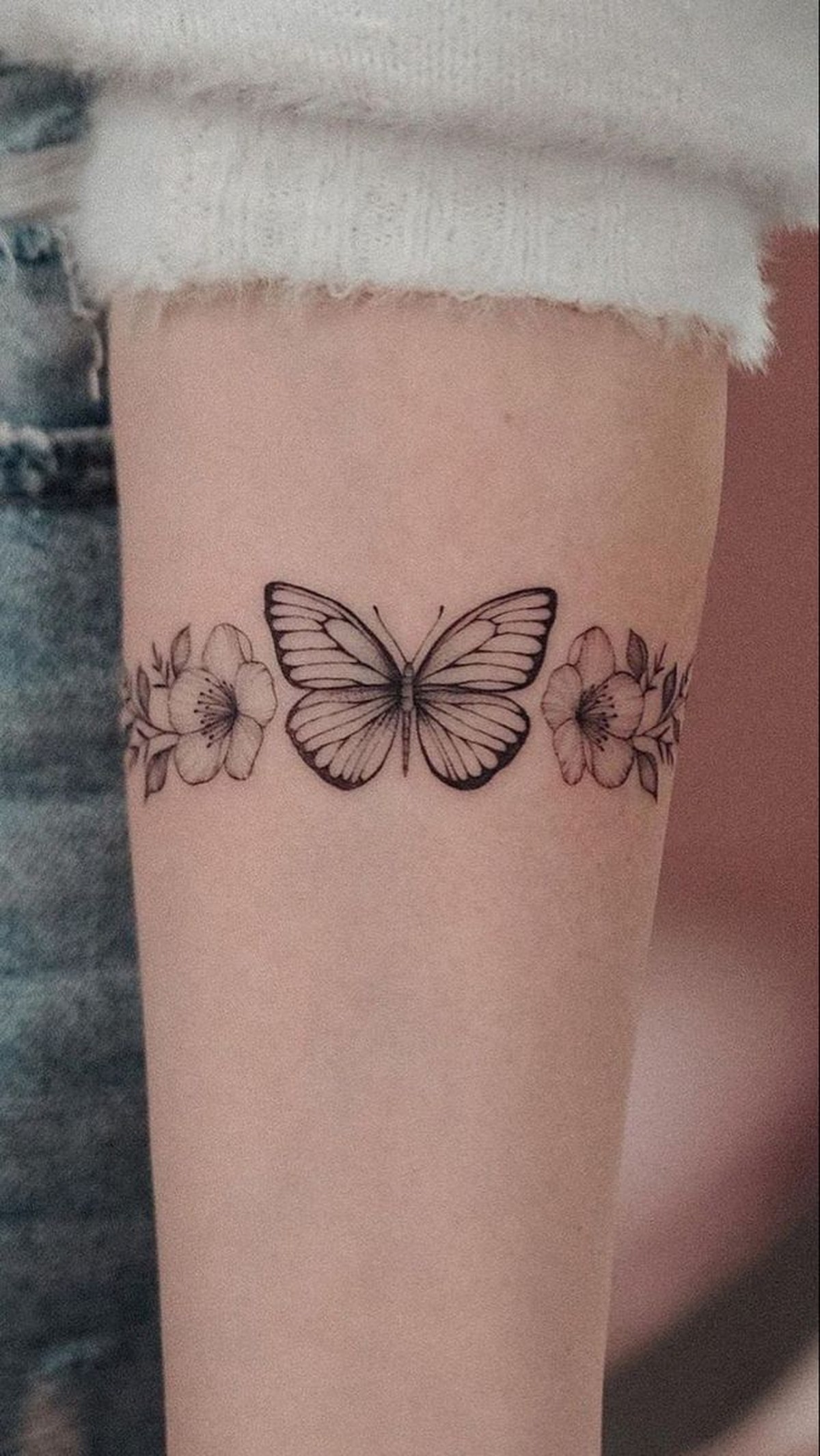 Tatuagem No Braço Flor E Borboleta