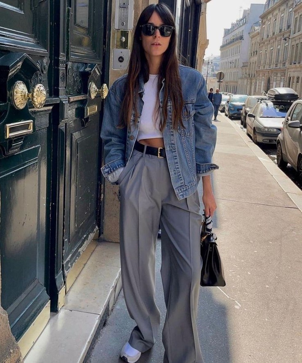 A calça de alfaiataria, por si só, já carrega uma imagem de seriedade e formalidade, mas quando combinada com a jaqueta jeans, o visual ganha um toque de modernidade e descontração — Foto: Reprodução/Instagram Leia Sfez