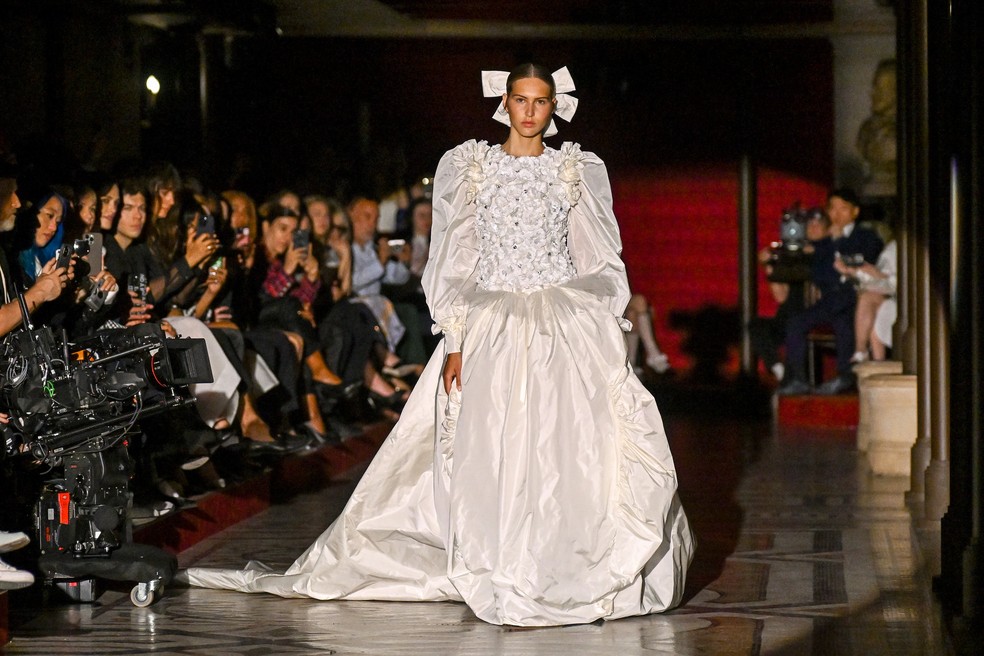 Angelina Kendall para Chanel na alta-costura de outono 2024 — Foto: Getty Images