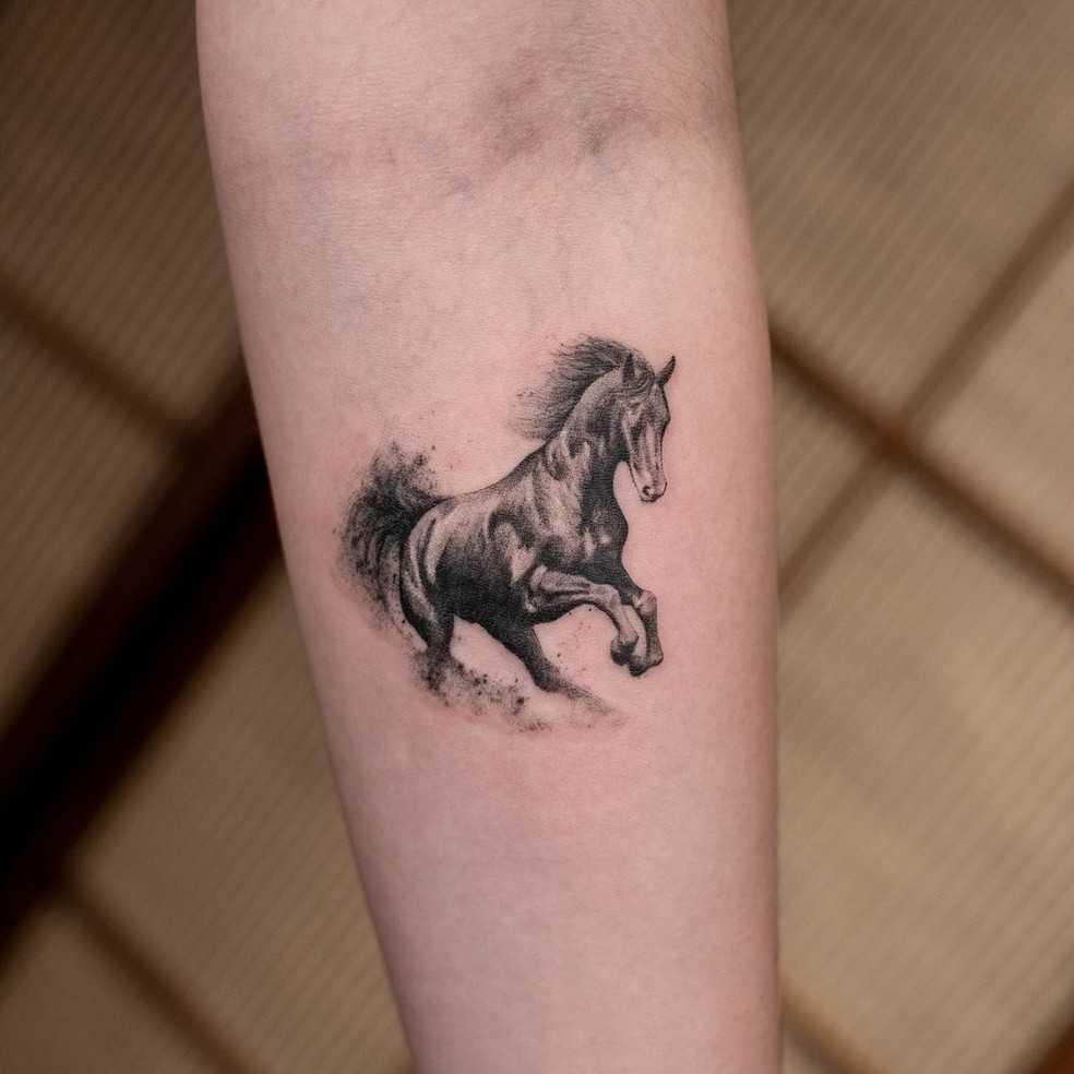 Tatuagem de cavalo feminina: inspirações para mulheres fortes e resistentes