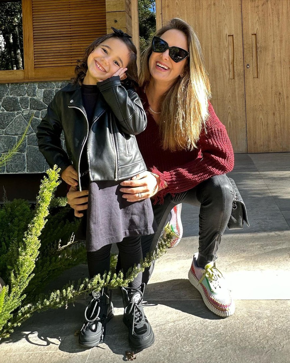 Filha mais nova de Ticiane Pinheiro combinou look todo preto com botas de grife — Foto: Reprodução Instagram