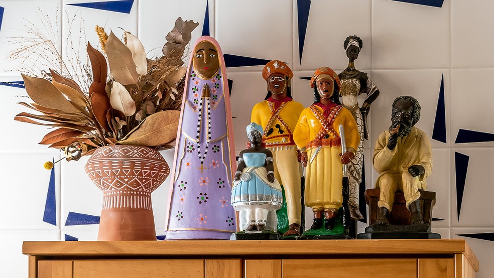 Imagens de Nossa Senhora Aparecida, Iemanjá, Preto Velho e Lampião e Maria Bonita — Foto: Wesley Diego Emes