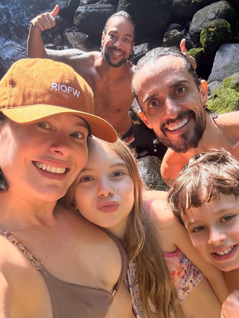 Mari Bridi com os filhos e os amigos — Foto: Reprodução/ Instagram @eumaribridi