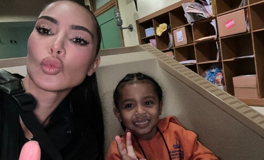 Kim Kardashian mostra filho com Kanye West