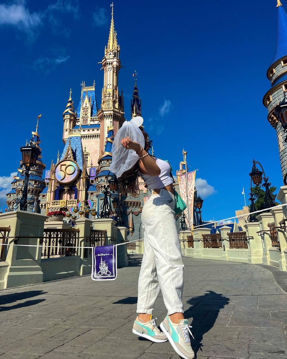 Larissa Manoela posa com orelhinhas temáticas do Mickey com véu de noiva — Foto: Reprodução/Instagram