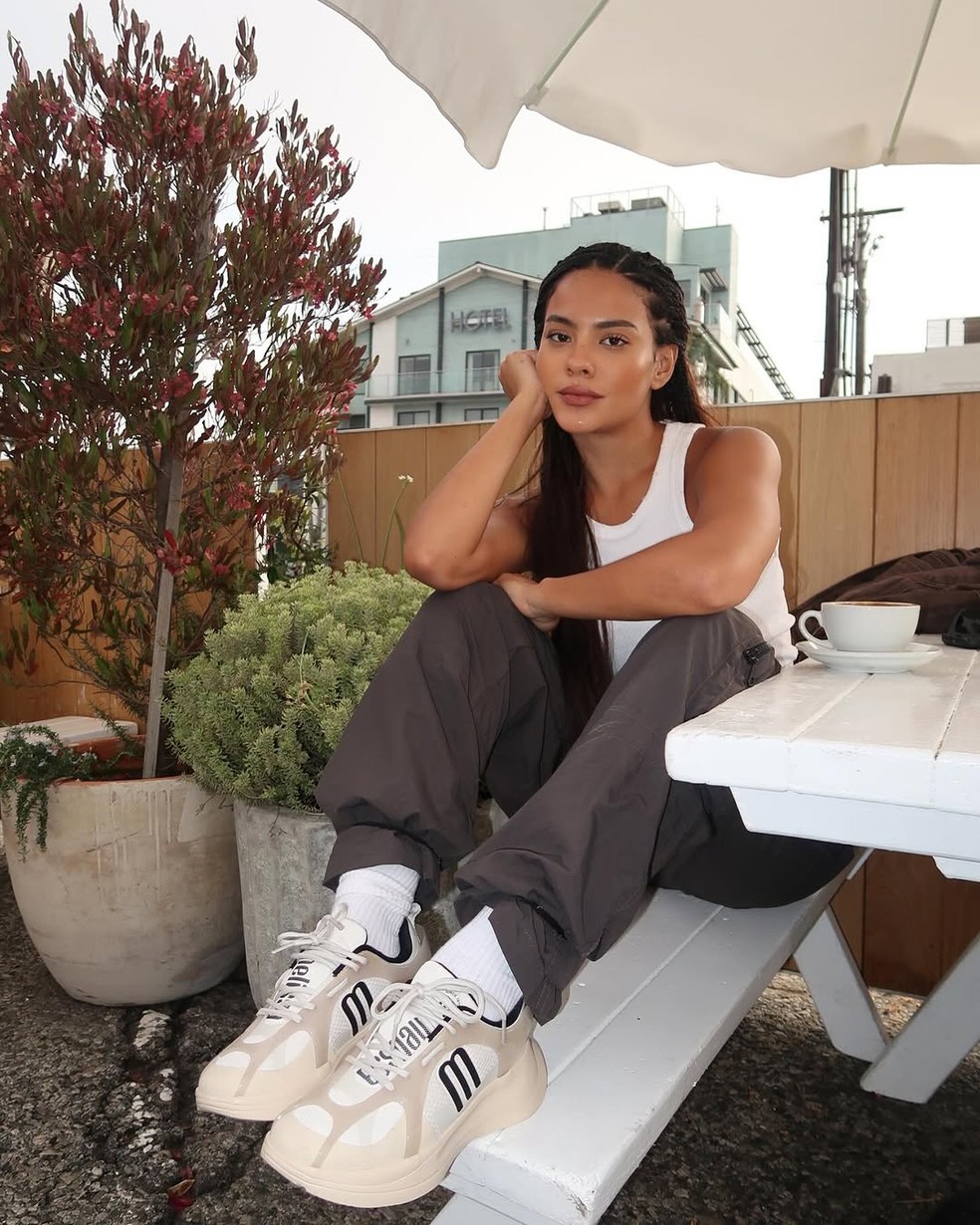 Bella Campos combina calça cargo com tênis chunky — Foto: Reprodução / Instagram @bellacampox