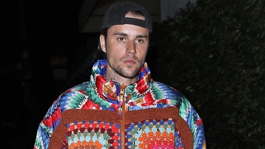 Justin Bieber usa jaqueta puffer de crochê brasileiro de marca 'queridinha' carioca